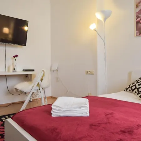 Rum i privatbostad Cozy In Near Center With Shared Bathroom And Kitchen *
