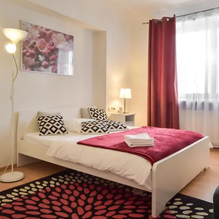 Rum i privatbostad Cozy In Near Center With Shared Bathroom And Kitchen *